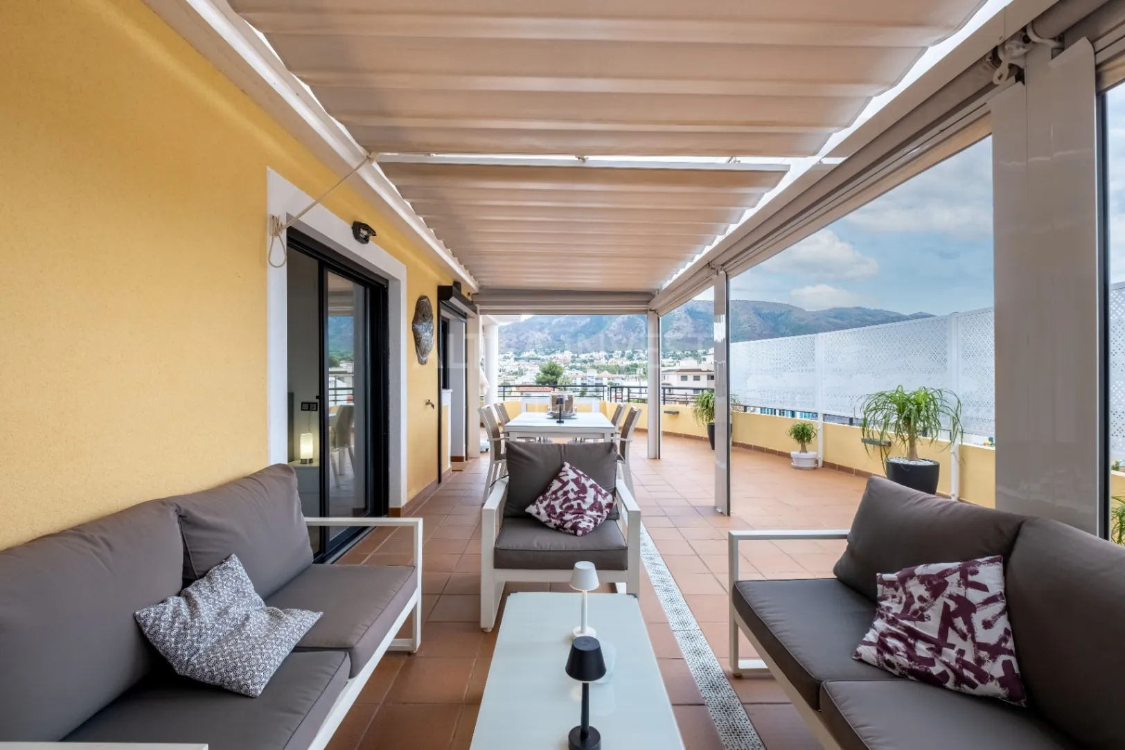 Penthouse with a large private terrace in Albir: comfort, light, and panoramic views.