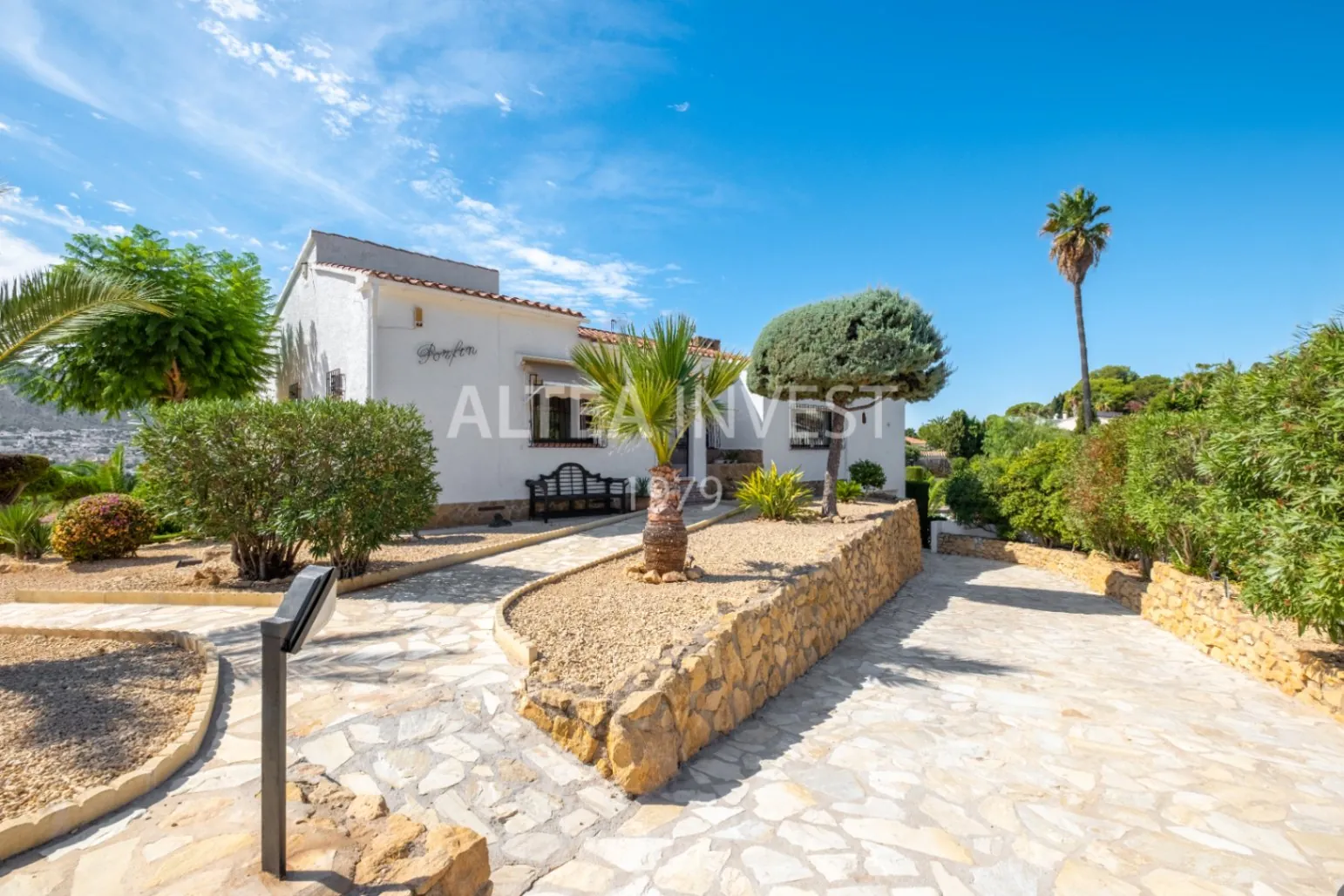 Exclusive Mediterranean-Style Chalet in El Planet