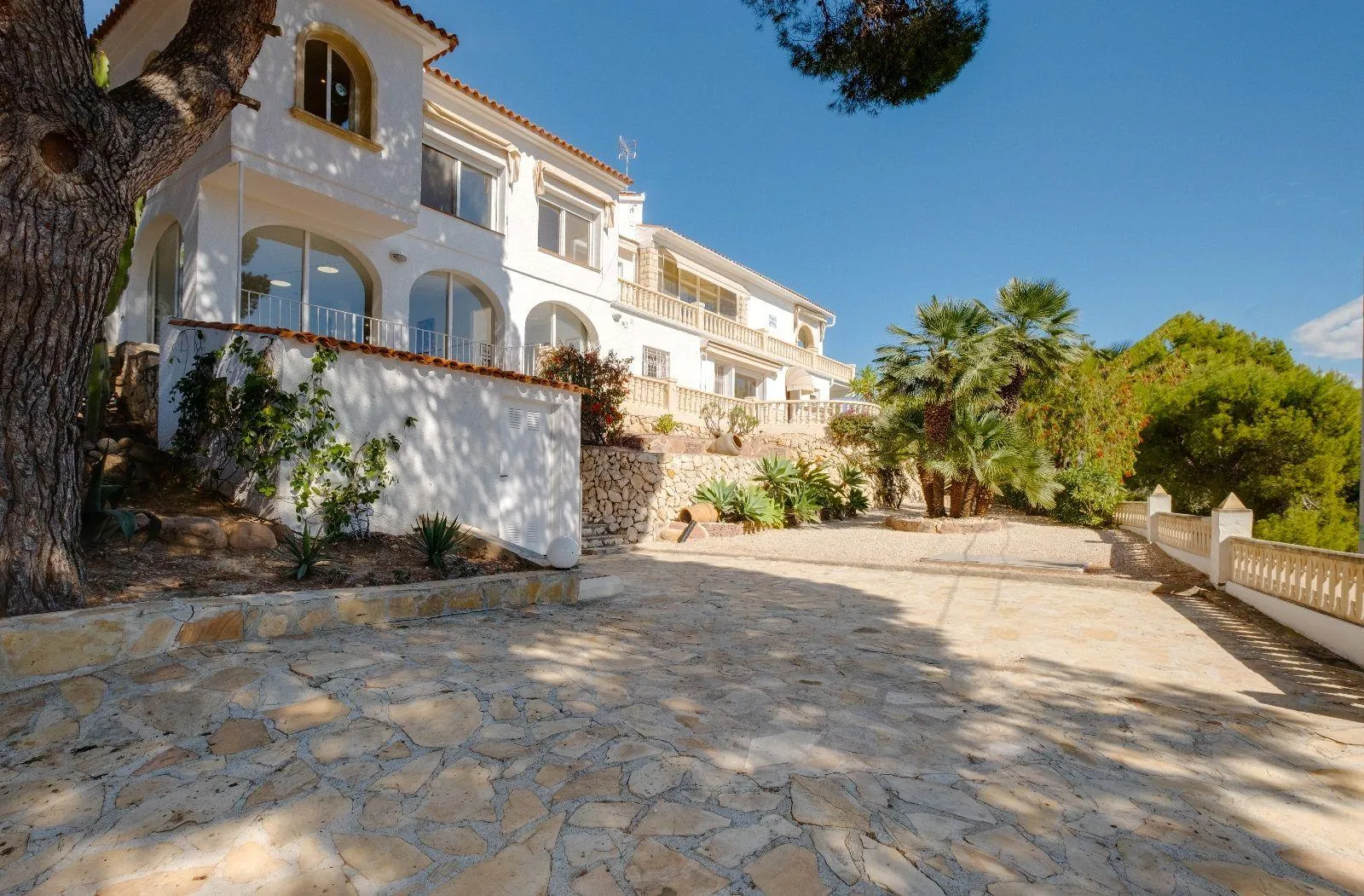 Luxurious and elegant villa with wonderful sea views