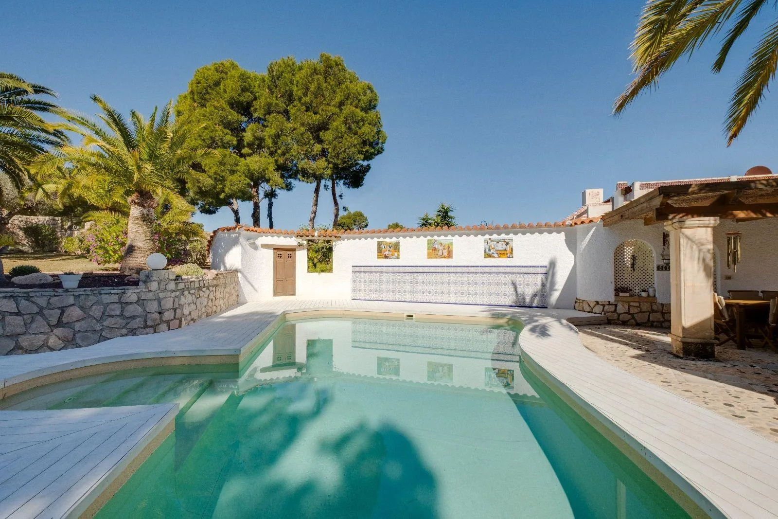 Luxurious and elegant villa with wonderful sea views