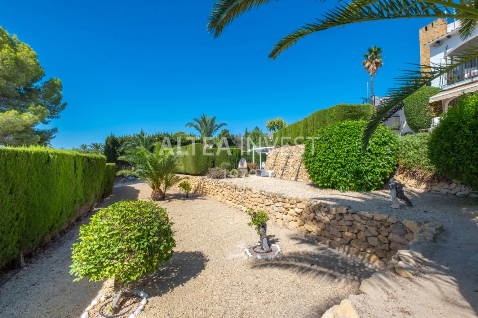 Exclusive Mediterranean-Style Chalet in El Planet