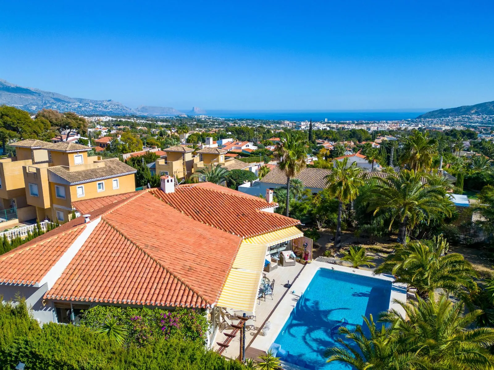 Elegant Mediterranean Villa with Guest House in La Nucia