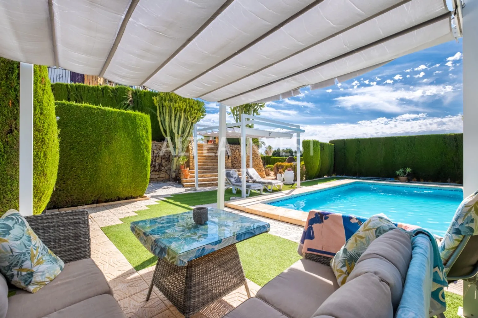 Exclusive Mediterranean-Style Chalet in El Planet