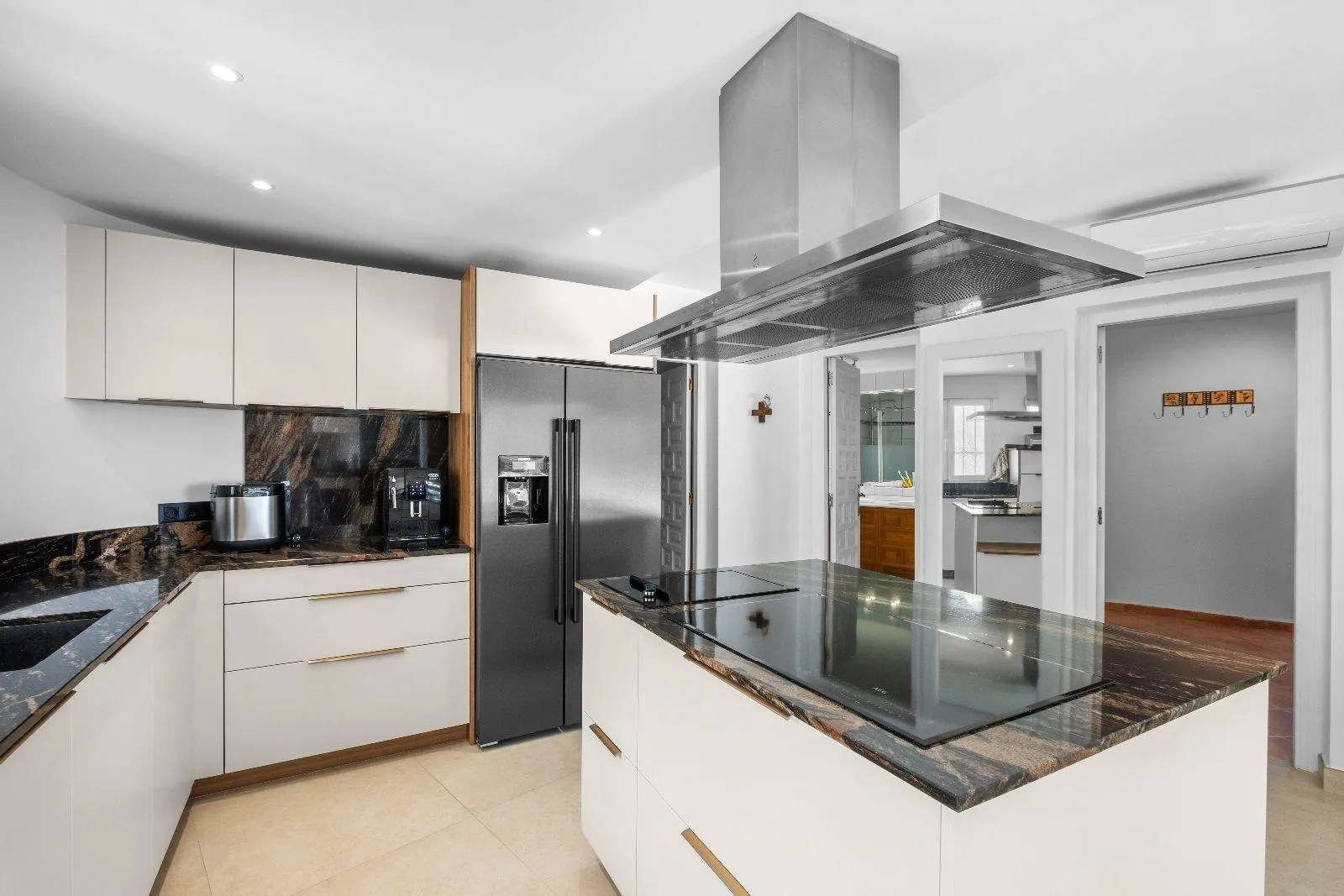 Mediterranean style villa in the privileged area of the Club de Golf.