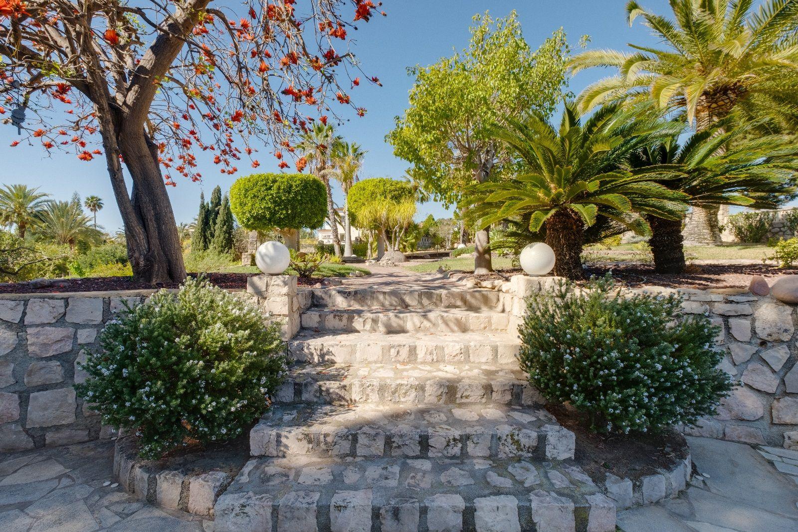 Luxurious and elegant villa with wonderful sea views