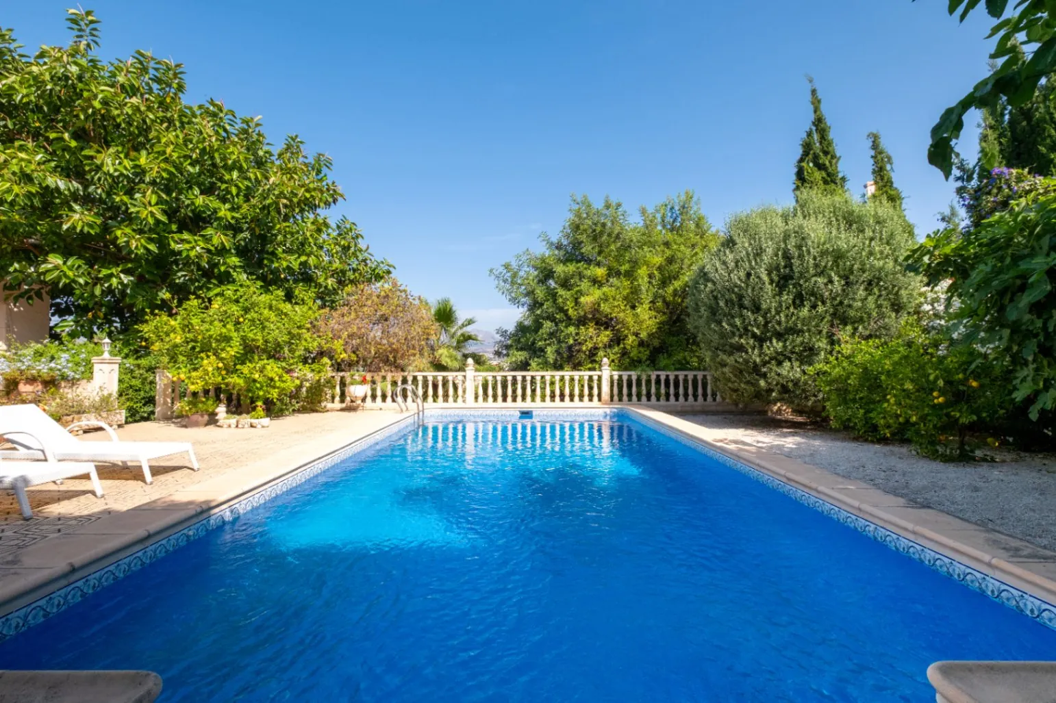 Where Tranquility Flourishes: House with Charming Garden and Pool in Albir