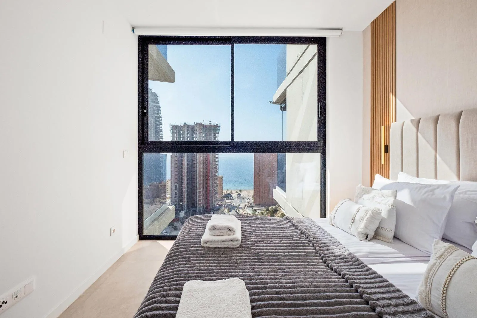 Bright modern apartment with views of the Mediterranean in Benidorm