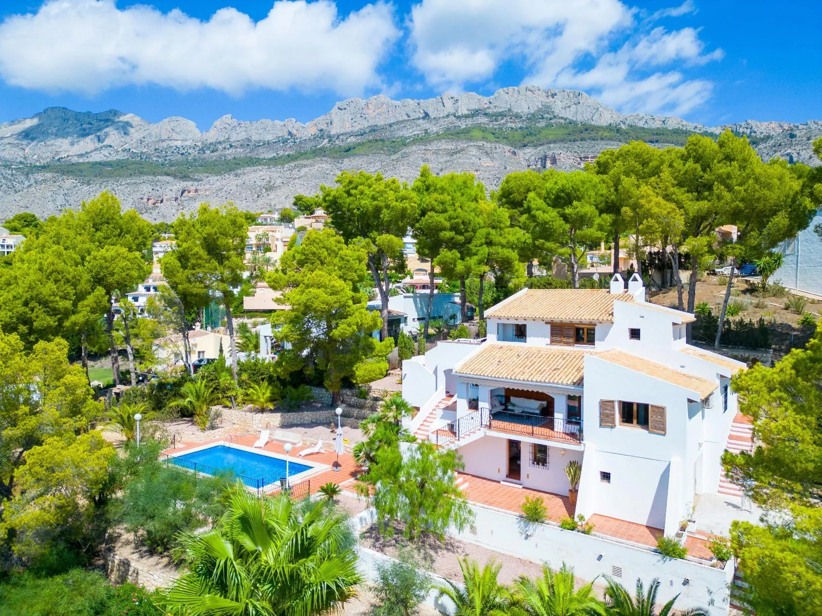 Elegant Mediterranean situated on the island of the golf course