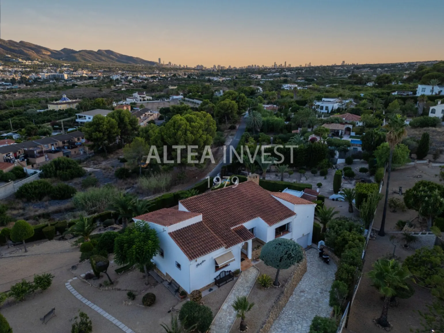 Exclusive Mediterranean-Style Chalet in El Planet