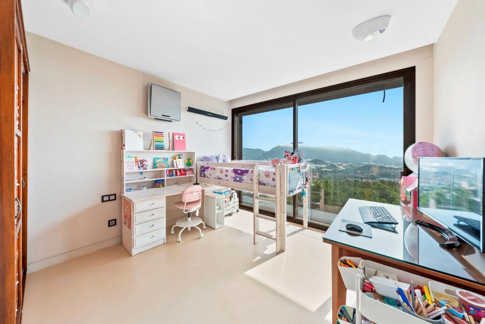Exceptional villa in a unique setting with open views to the Mediterranean Sea and the bay of Altea.