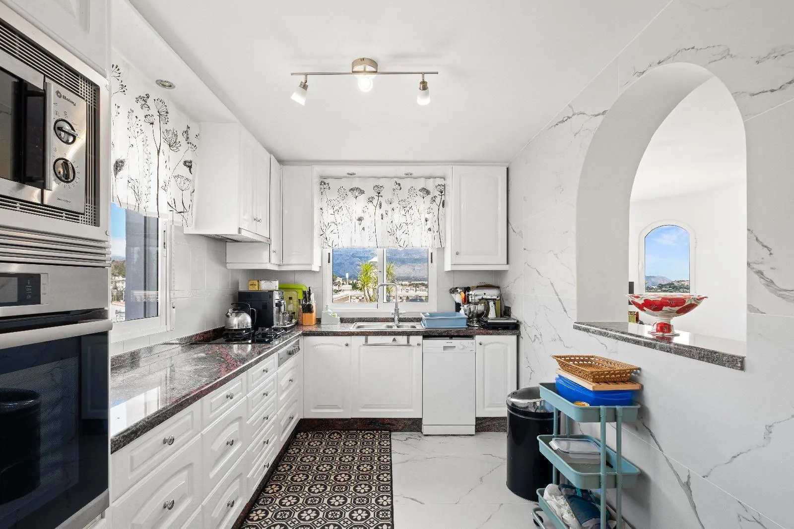 Completely renovated villa in Alfaz del Pi: sea and mountain views