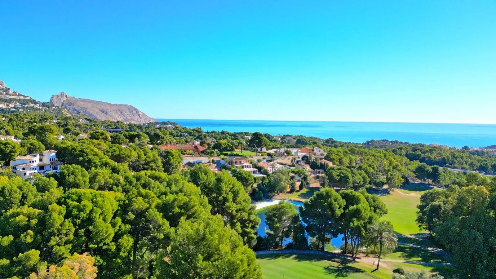 Mediterranean style villa in the privileged area of the Club de Golf.