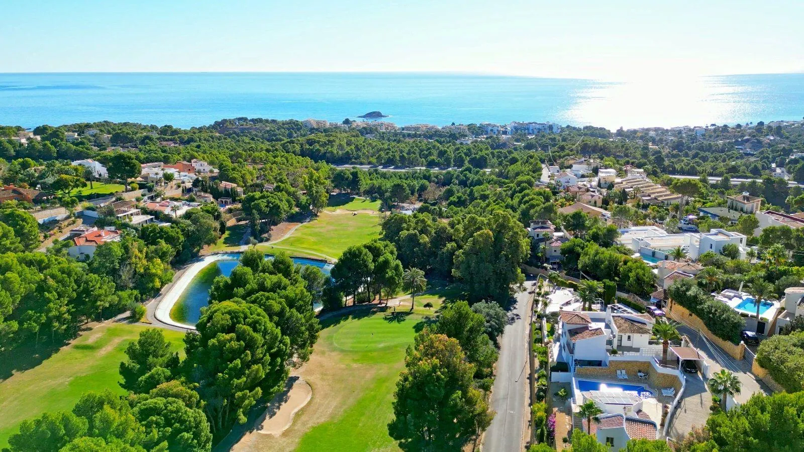 Mediterranean style villa in the privileged area of the Club de Golf.