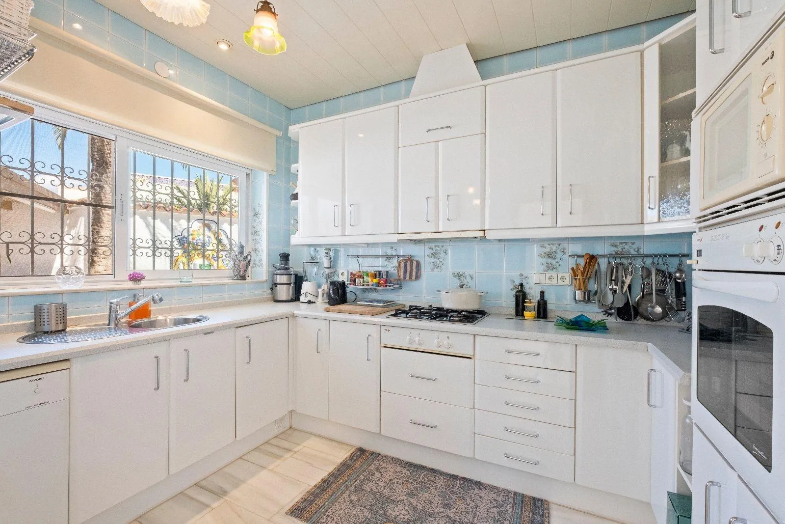 Luxurious and elegant villa with wonderful sea views