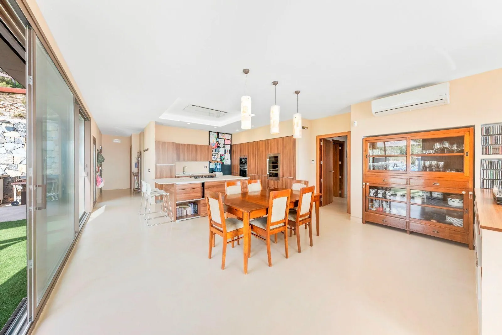 Exceptional villa in a unique setting with open views to the Mediterranean Sea and the bay of Altea.