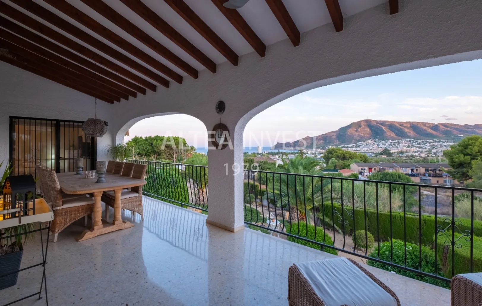 Exclusive Mediterranean-Style Chalet in El Planet