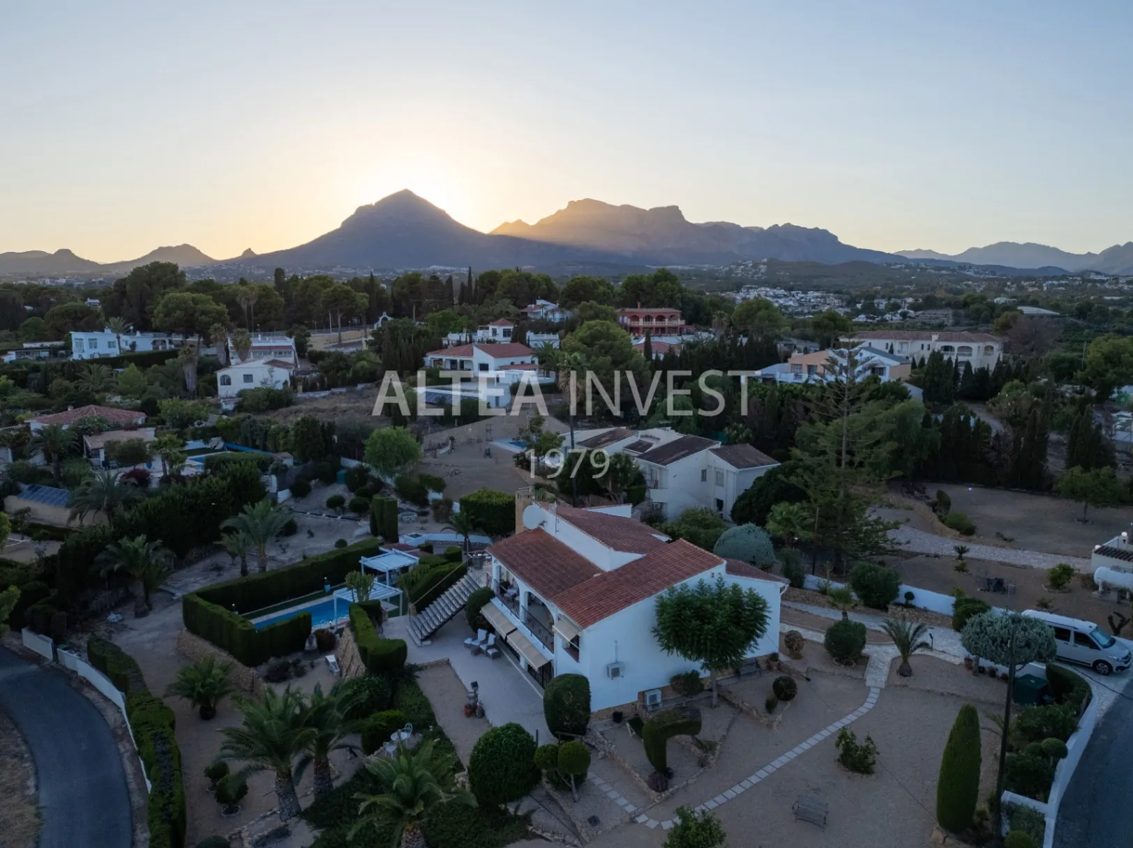 Exclusive Mediterranean-Style Chalet in El Planet