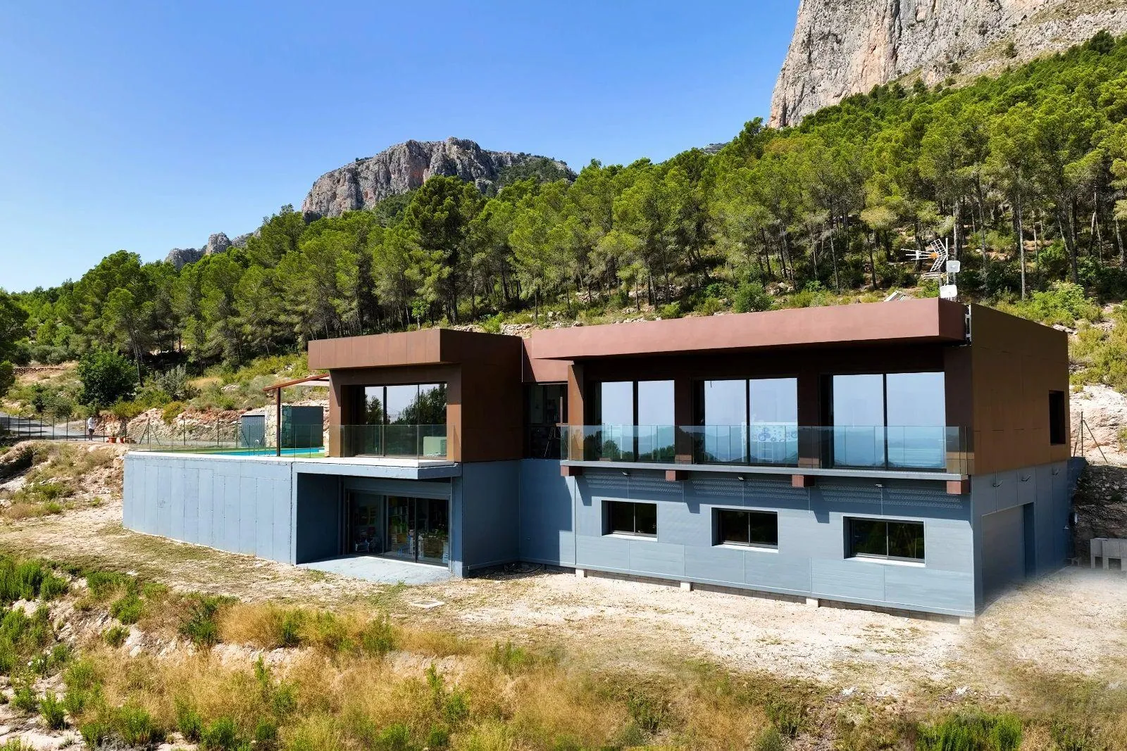 Exceptional villa in a unique setting with open views to the Mediterranean Sea and the bay of Altea.