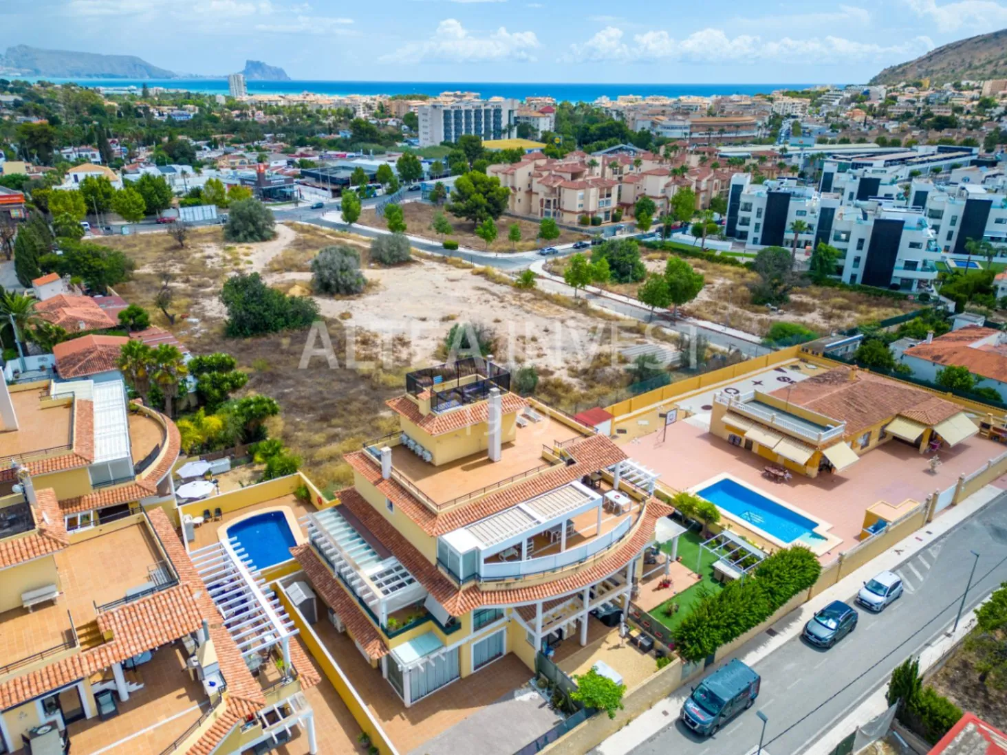 Penthouse with a large private terrace in Albir: comfort, light, and panoramic views.