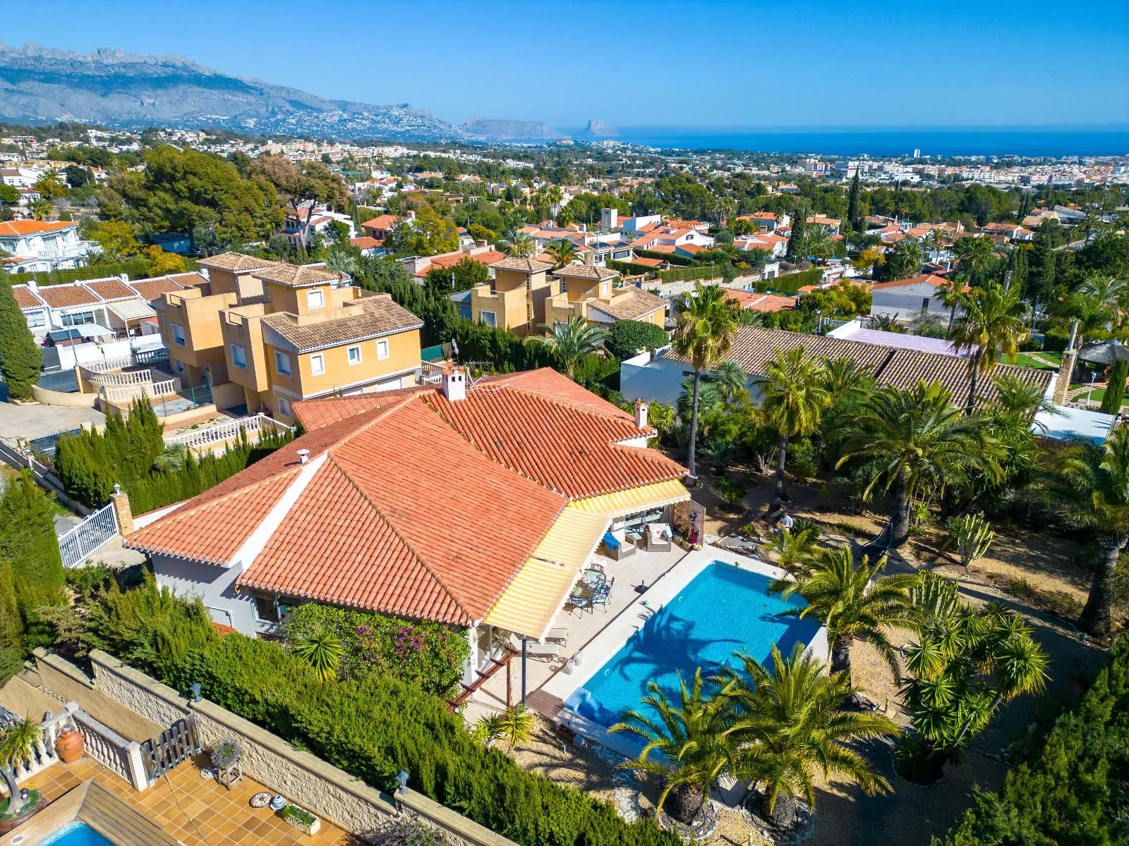 Elegant Mediterranean Villa with Guest House in La Nucia