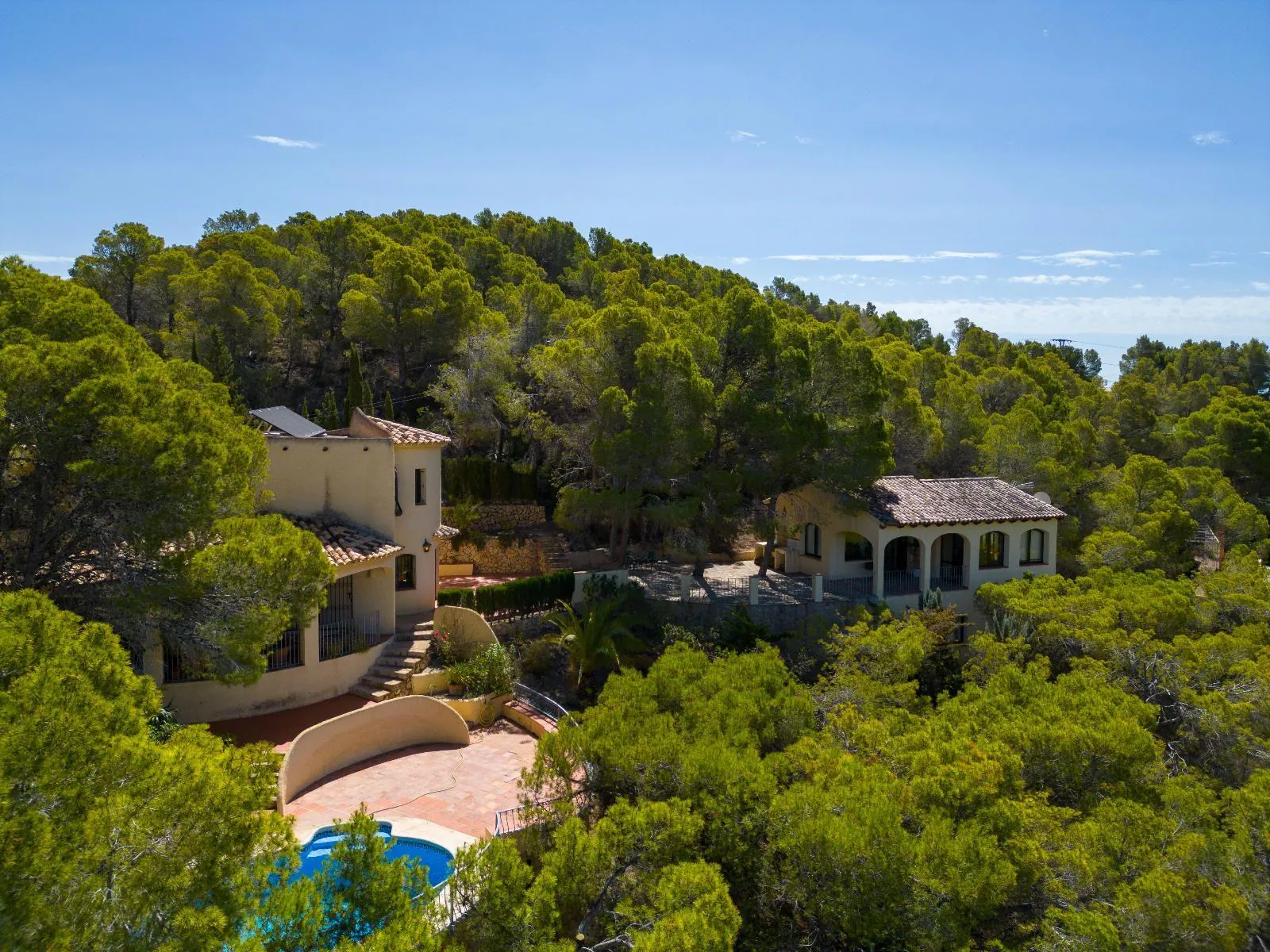 Cosy Mediterranean style villa with open views over the bay of Altea.