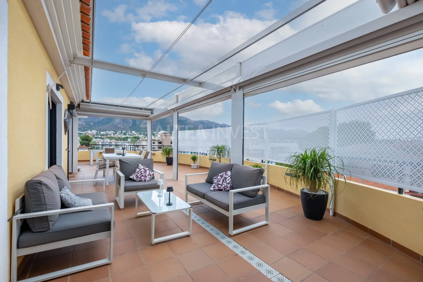 Penthouse with a large private terrace in Albir: comfort, light, and panoramic views.