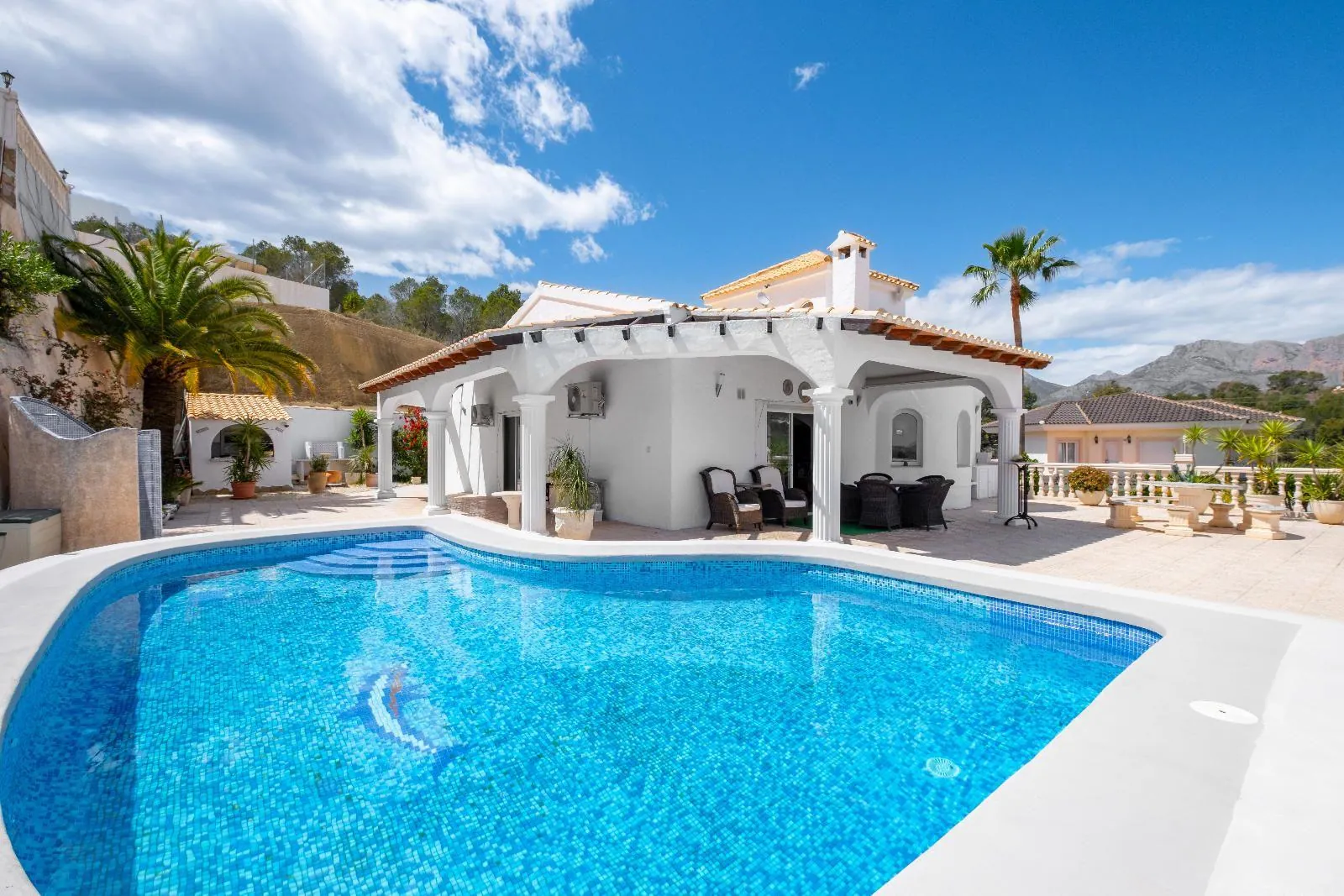 Completely renovated villa in Alfaz del Pi: sea and mountain views