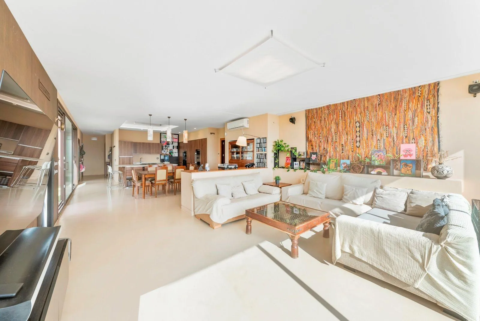 Exceptional villa in a unique setting with open views to the Mediterranean Sea and the bay of Altea.