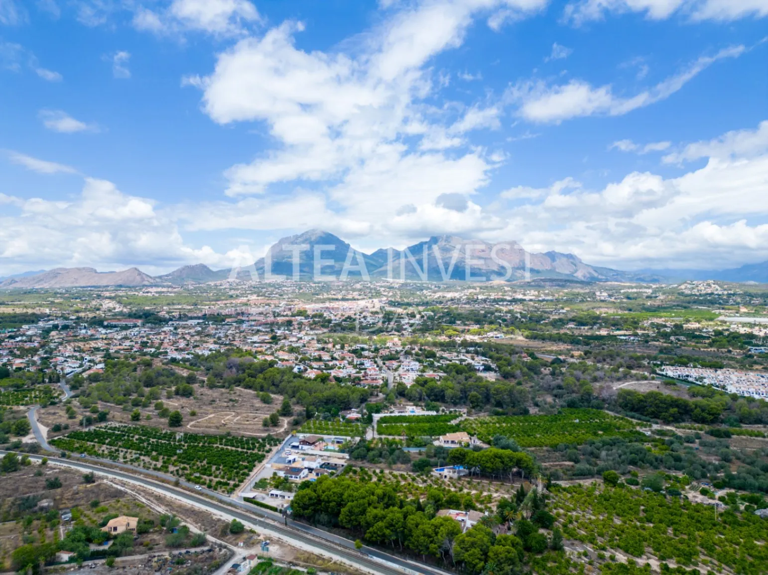 Penthouse with a large private terrace in Albir: comfort, light, and panoramic views.