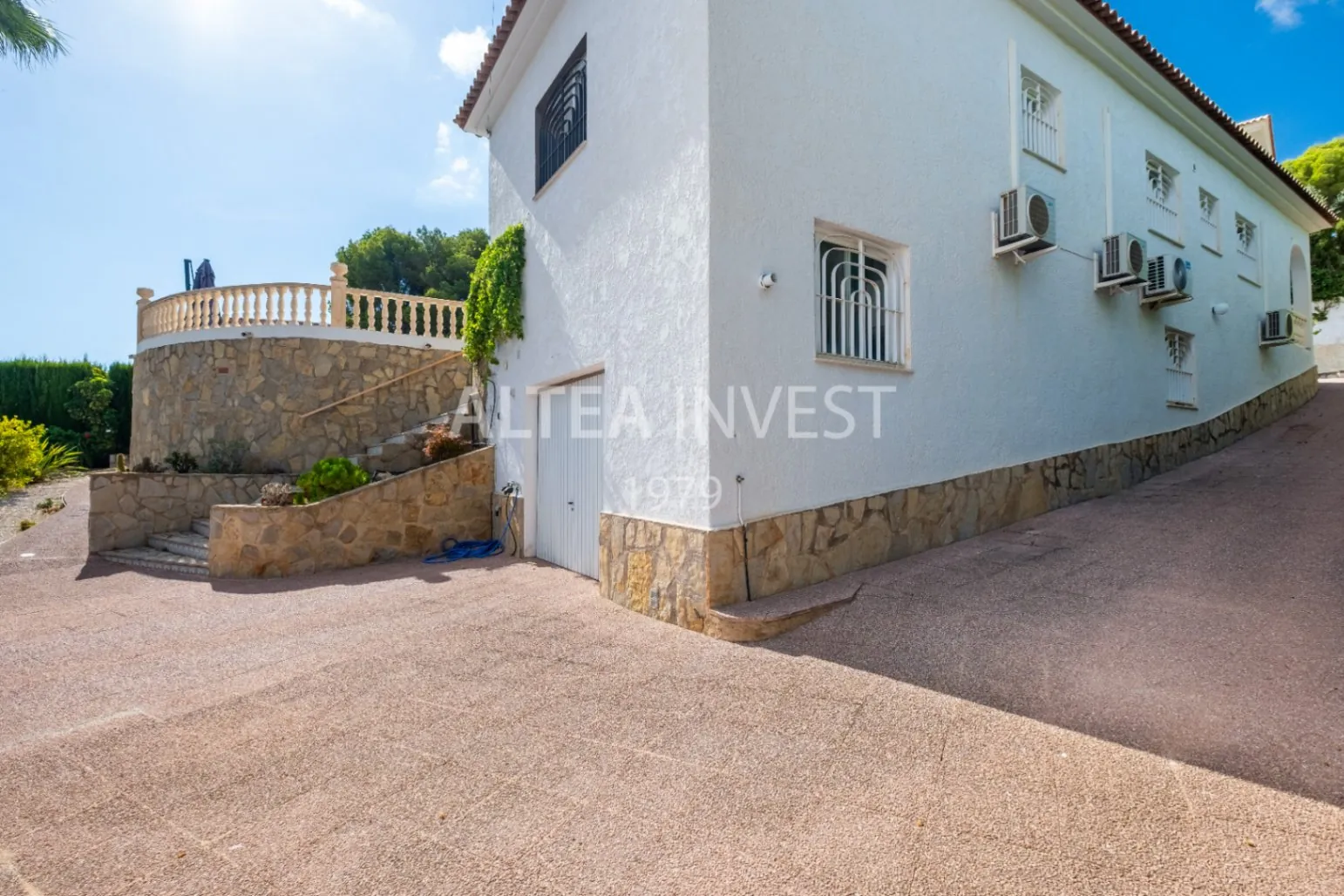 Spectacular villa completely renovated with stunning views of the Mediterranean Sea.