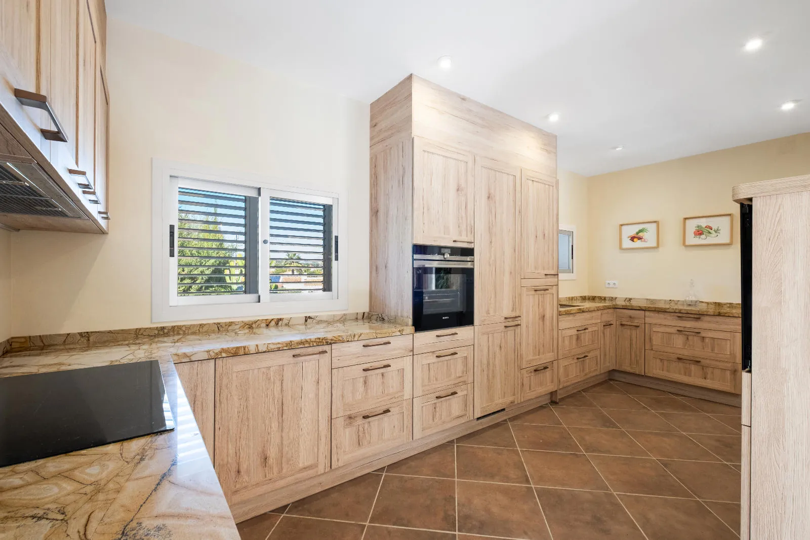 Elegant Mediterranean Villa with Guest House in La Nucia