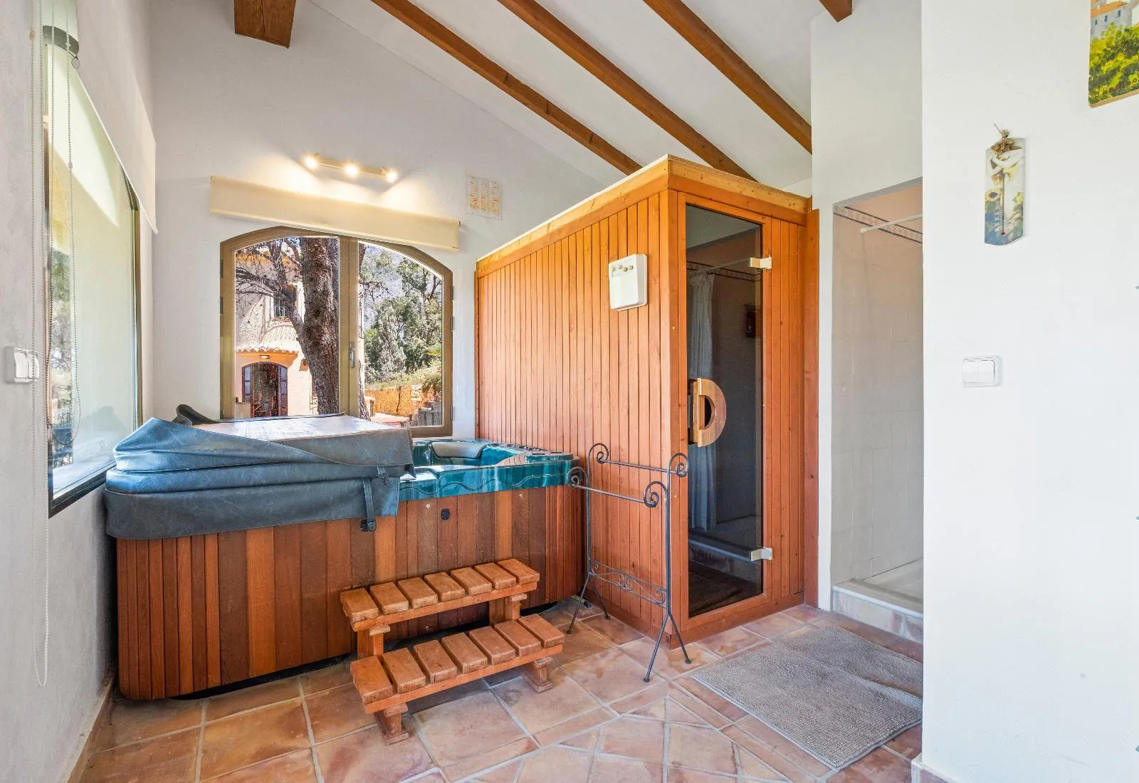 Cosy Mediterranean style villa with open views over the bay of Altea.