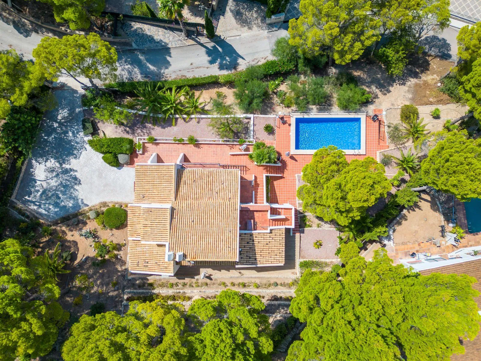 Elegant Mediterranean situated on the island of the golf course