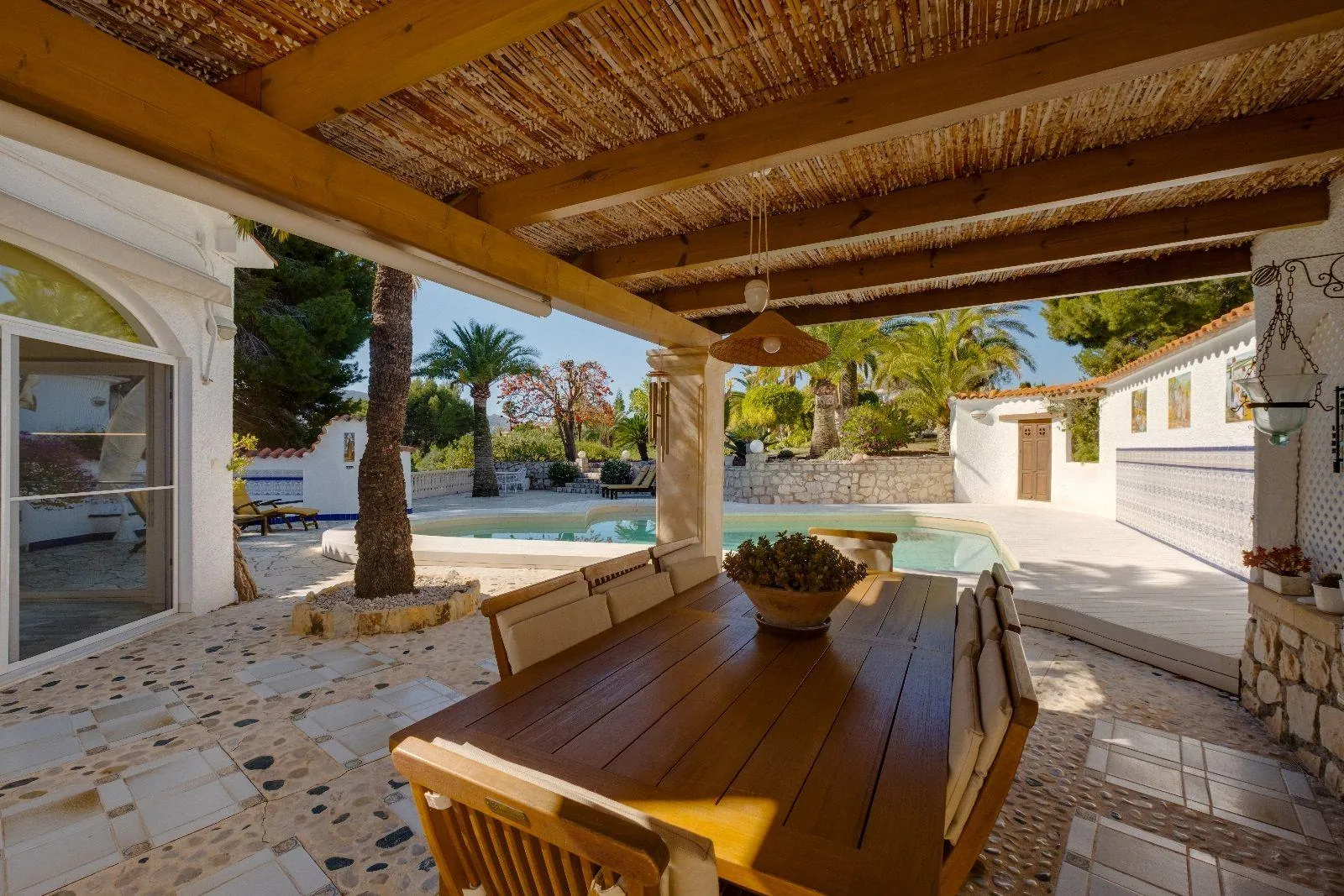 Luxurious and elegant villa with wonderful sea views