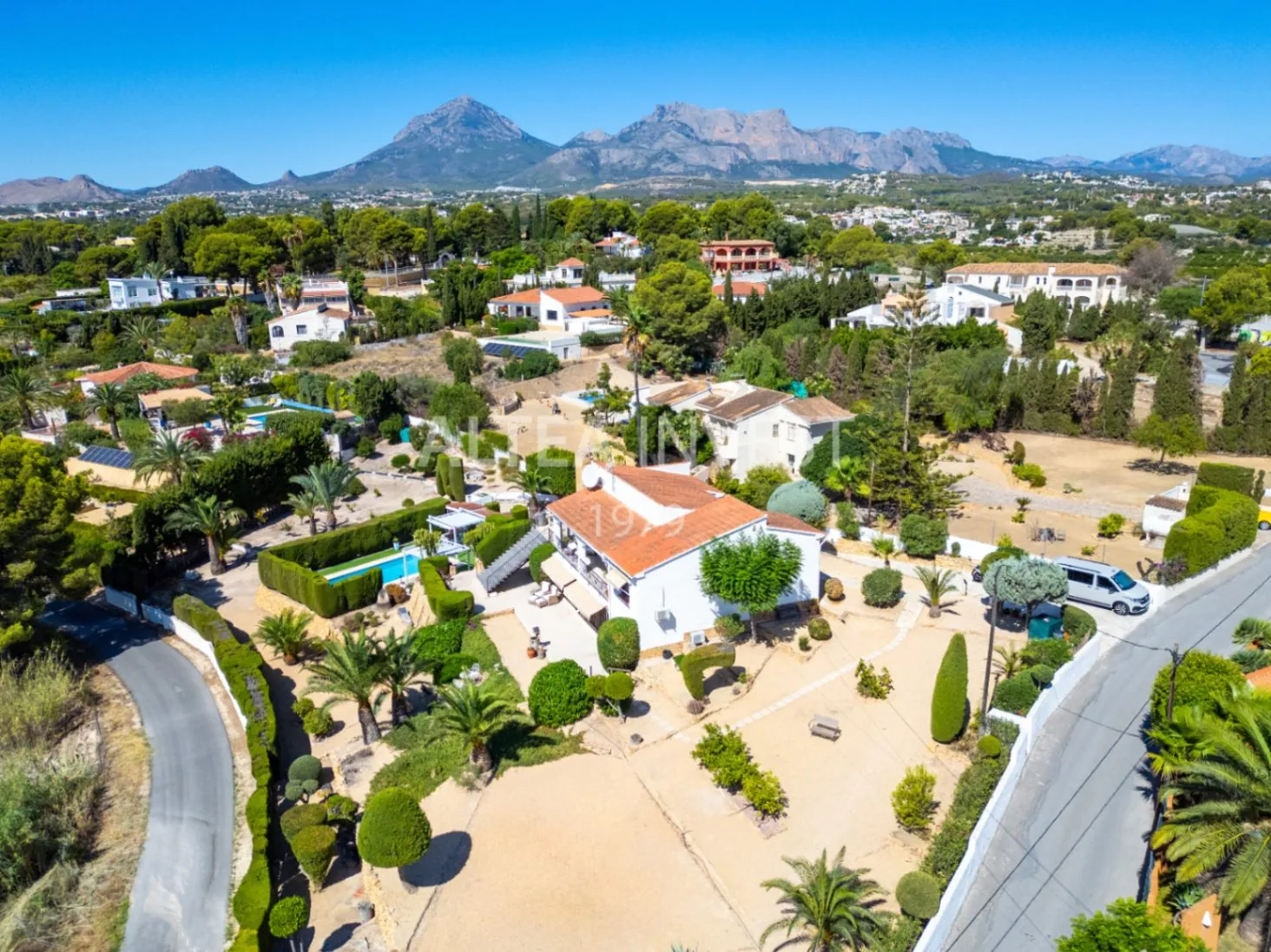 Exclusive Mediterranean-Style Chalet in El Planet