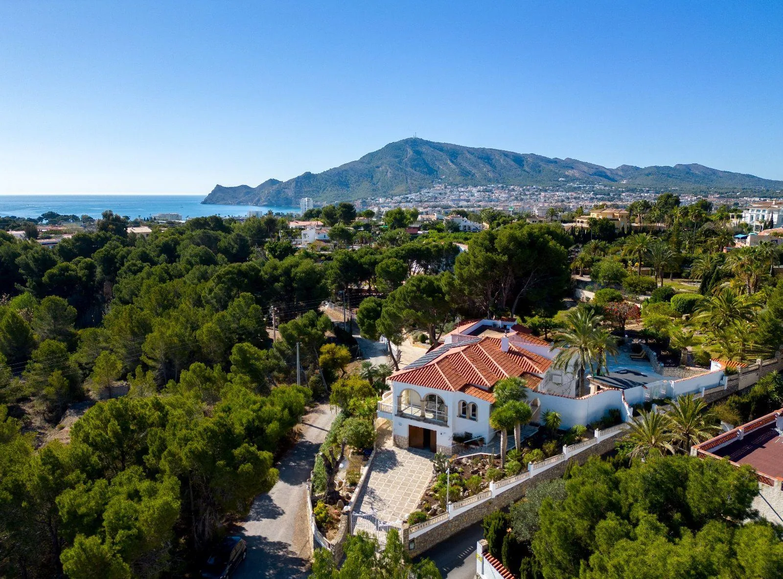 Luxurious and elegant villa with wonderful sea views