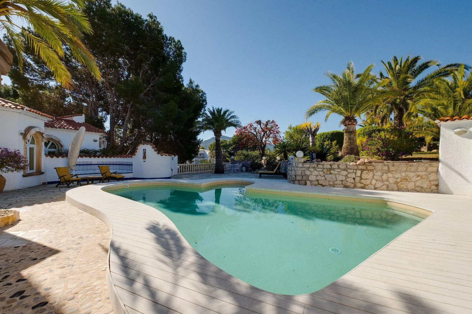 Luxurious and elegant villa with wonderful sea views