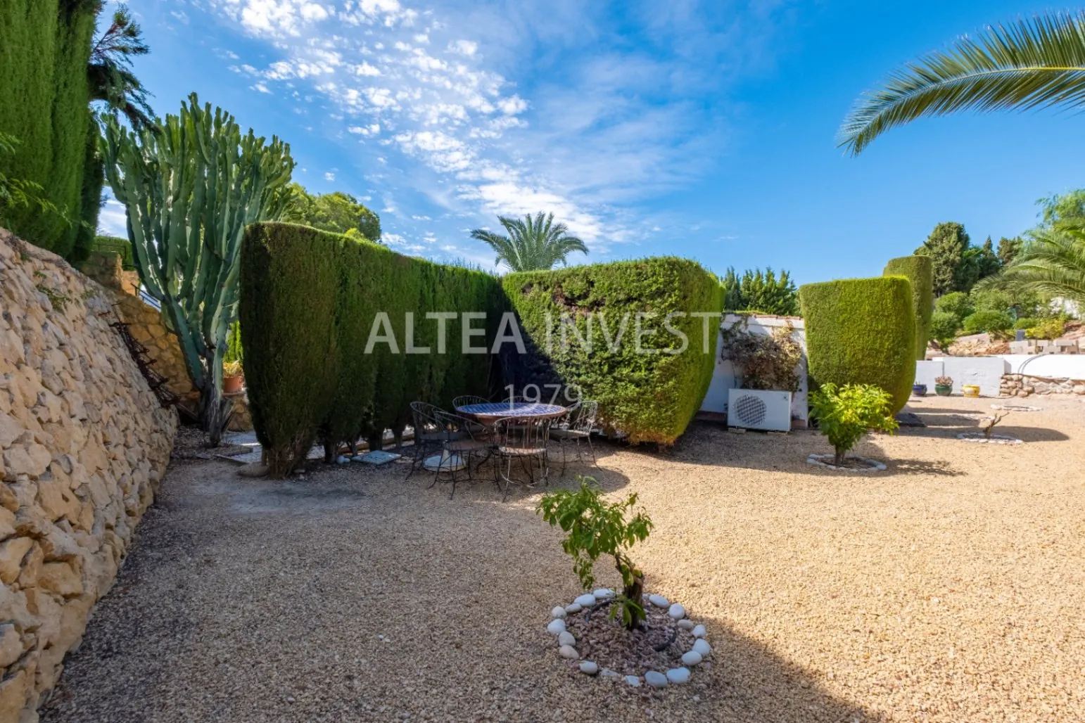 Exclusive Mediterranean-Style Chalet in El Planet