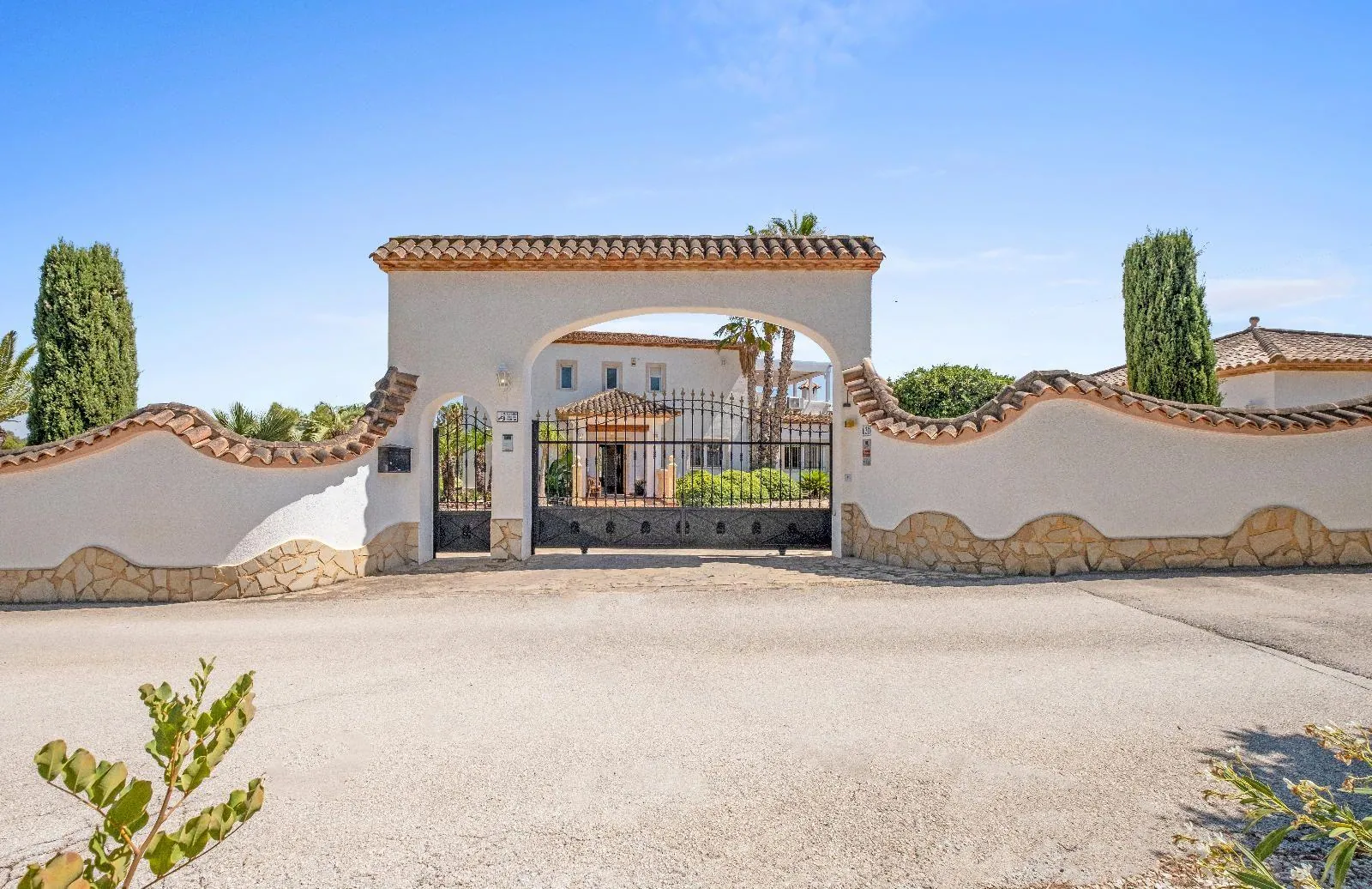 1311 - Elegant Mediterranean Villa with Large Plot and Panoramic Sea Views