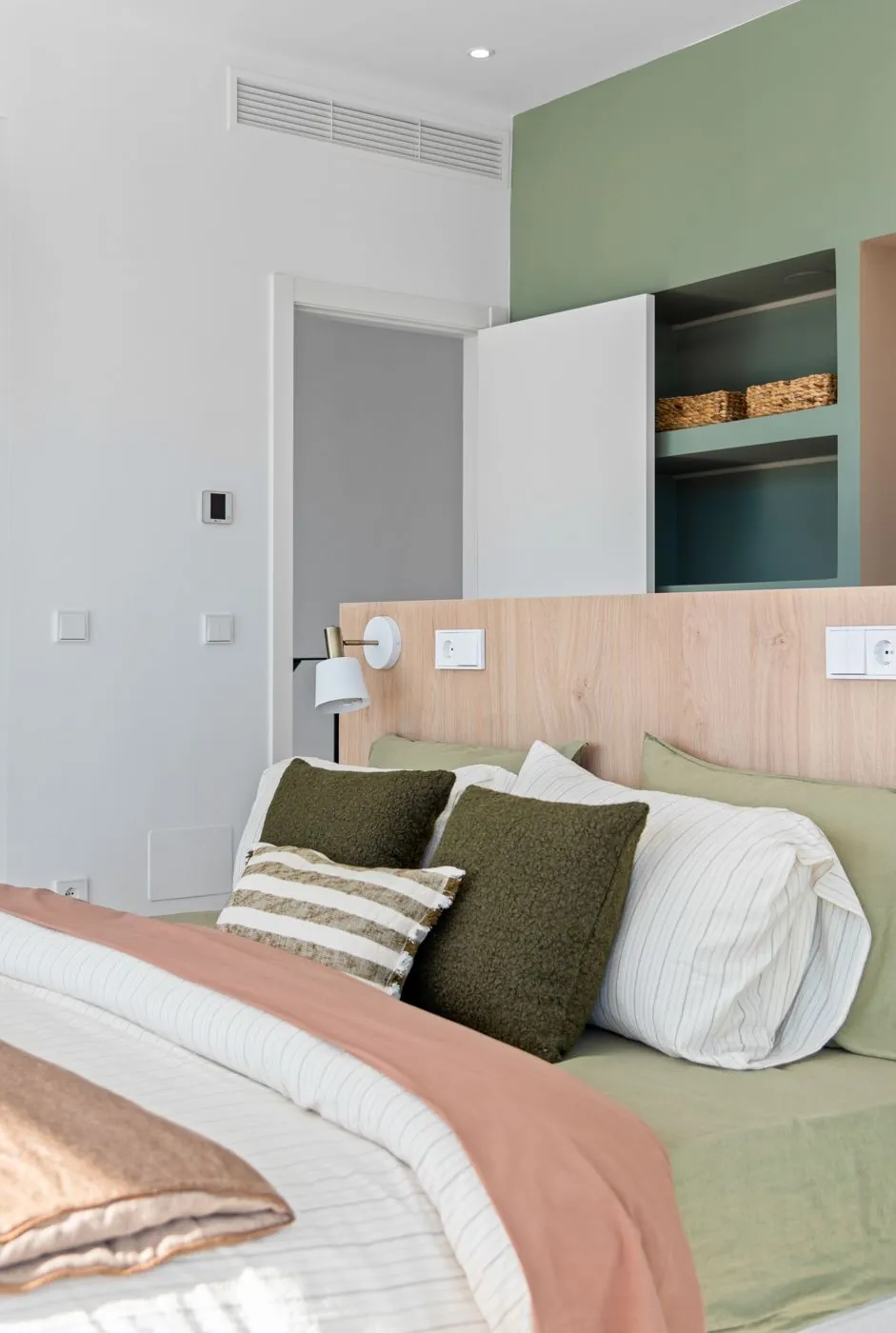 Contemporary newly built villas surrounded by mountains in Polop de la Marina.