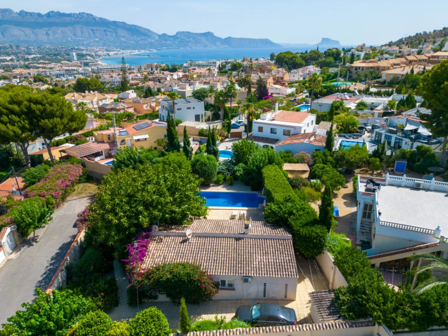 Where Tranquility Flourishes: House with Charming Garden and Pool in Albir