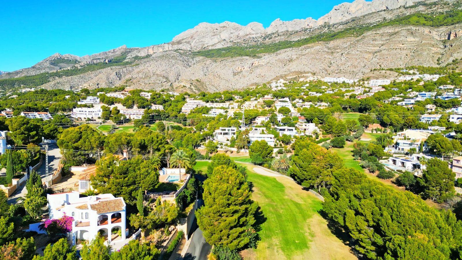 Mediterranean style villa in the privileged area of the Club de Golf.