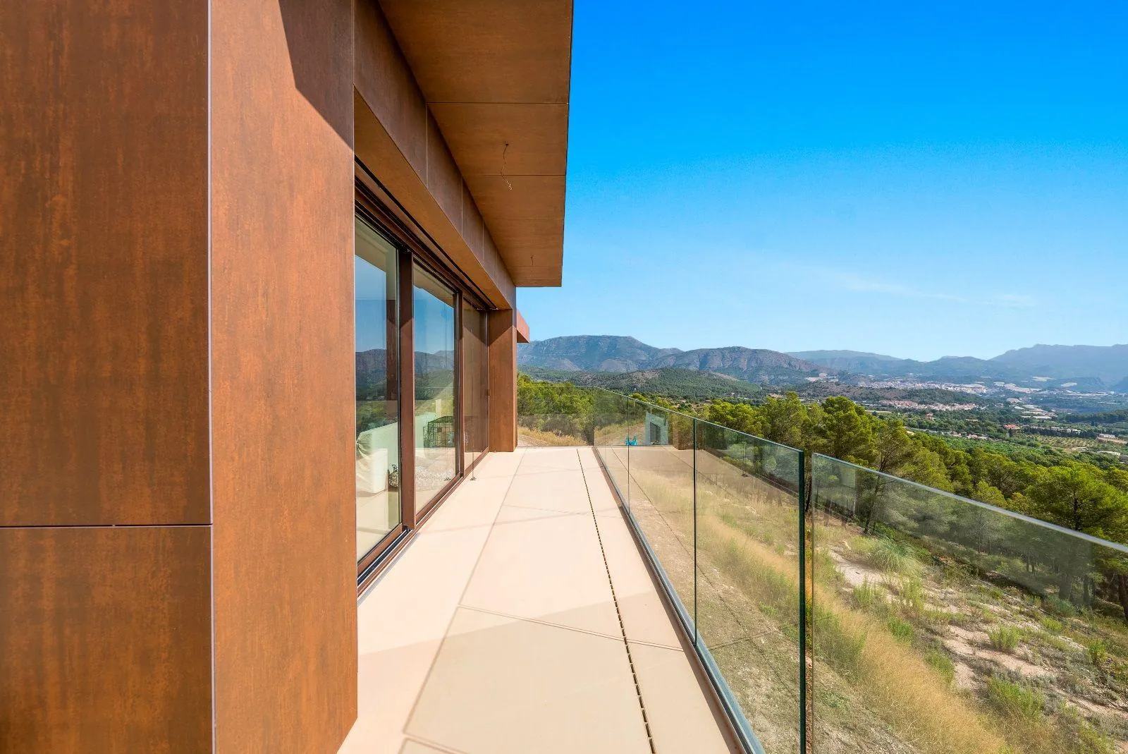 Exceptional villa in a unique setting with open views to the Mediterranean Sea and the bay of Altea.