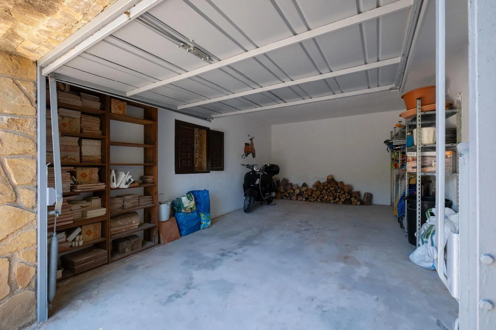 Cosy Mediterranean style villa with open views over the bay of Altea.