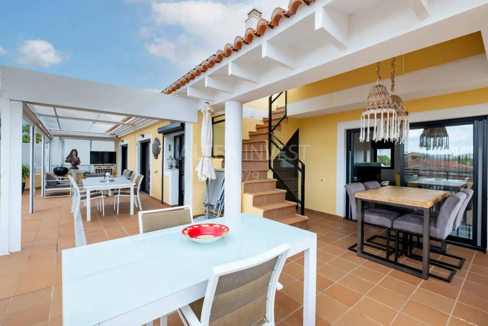 Penthouse with a large private terrace in Albir: comfort, light, and panoramic views.