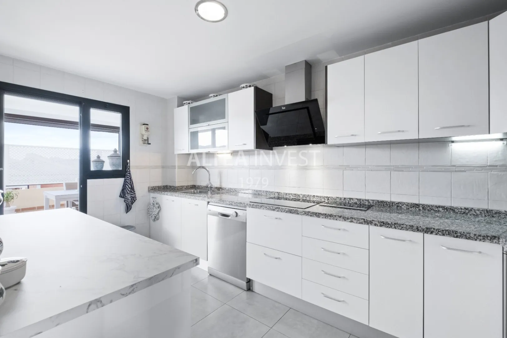 Penthouse with a large private terrace in Albir: comfort, light, and panoramic views.