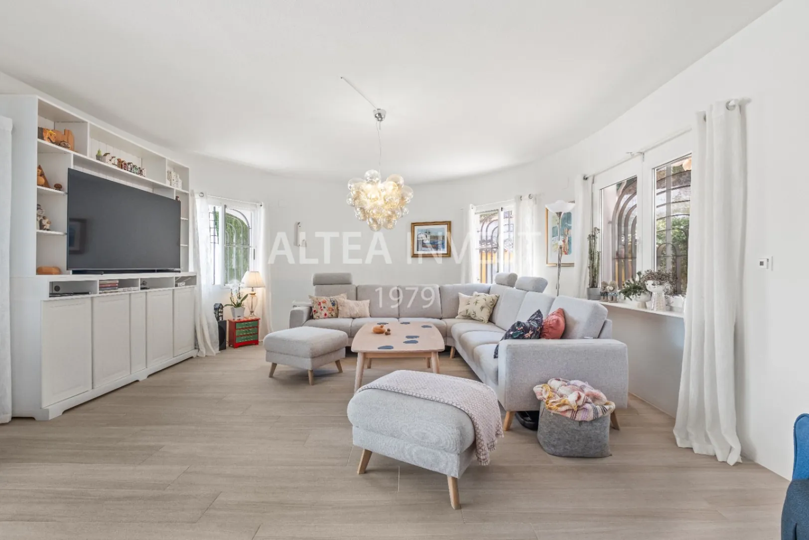 Spectacular villa completely renovated with stunning views of the Mediterranean Sea.