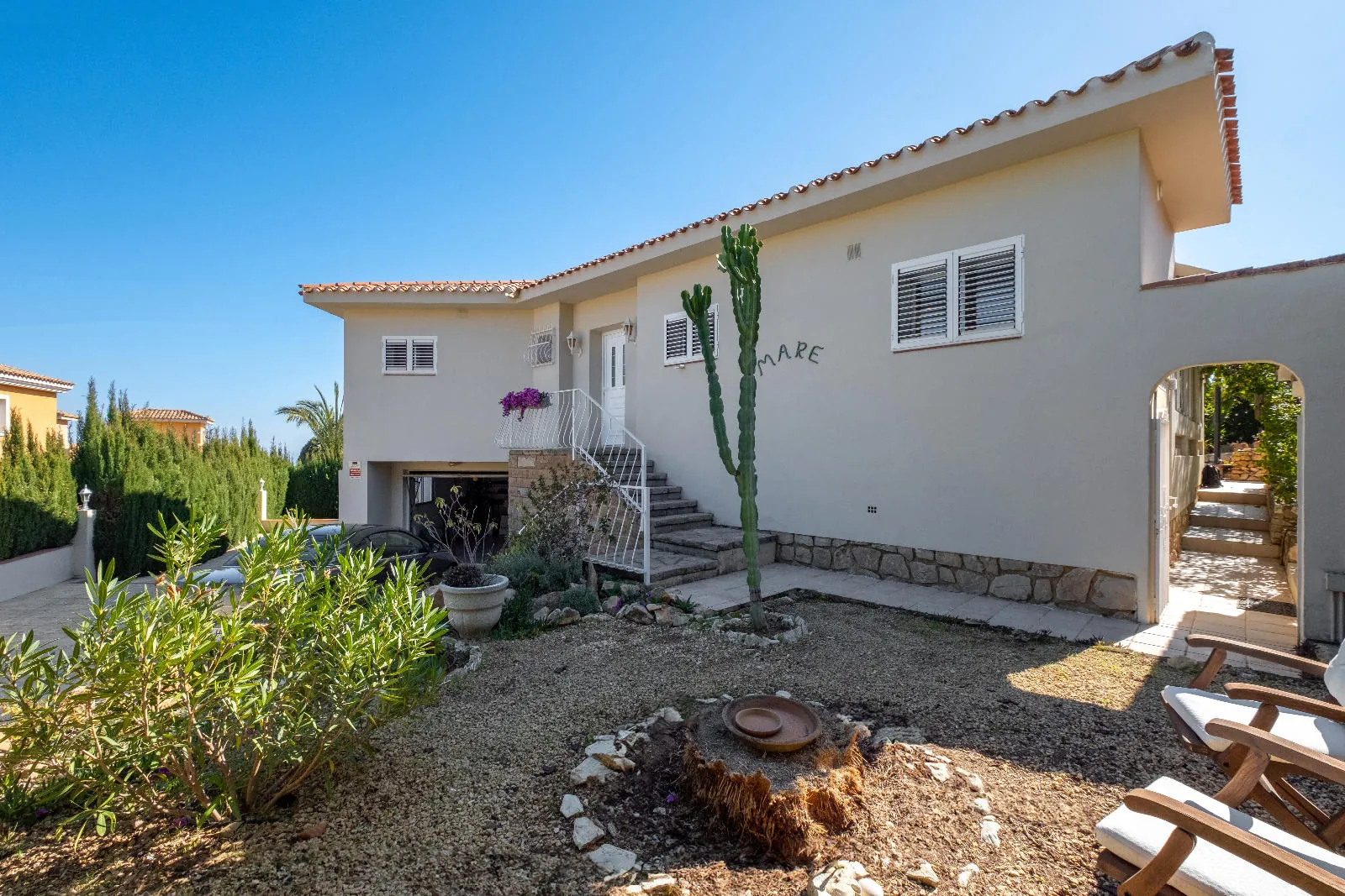 Elegant Mediterranean Villa with Guest House in La Nucia