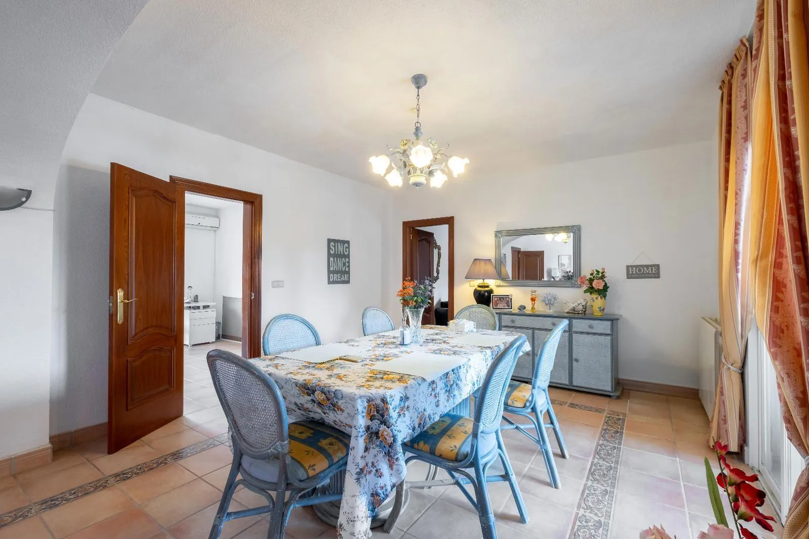 Single-storey villa in Alfaz del Pi: spaciousness, privacy, and heated pool
