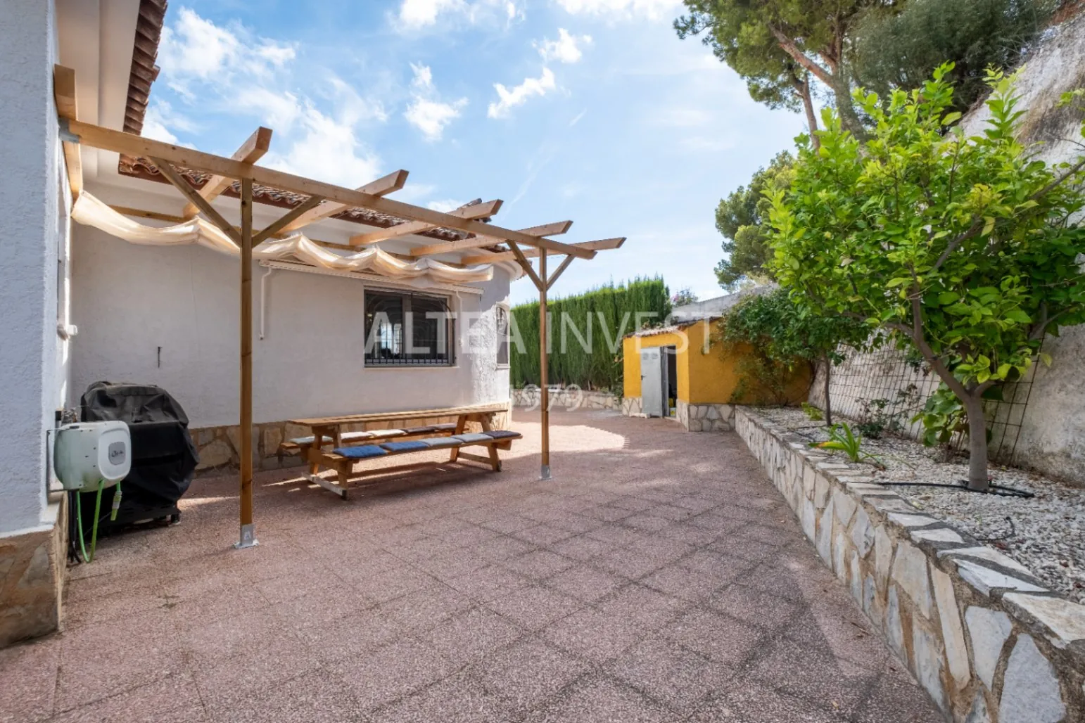 Spectacular villa completely renovated with stunning views of the Mediterranean Sea.